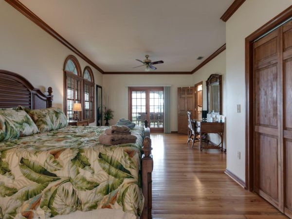 Luxurious Palma Sola Bay Vacation Home - Private Pool & Dock
