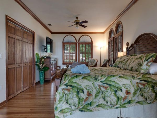 Luxurious Palma Sola Bay Vacation Home - Private Pool & Dock