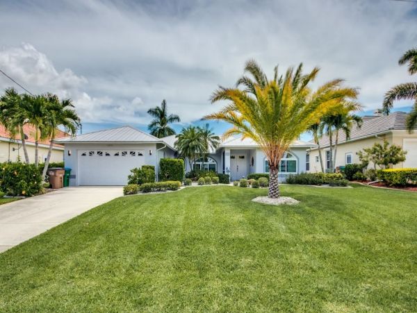 Canal-front Lovely Vacation Home in Cape Coral