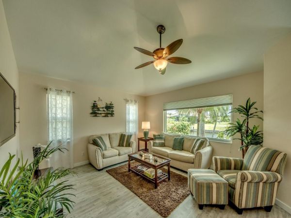Canal-front Lovely Vacation Home in Cape Coral