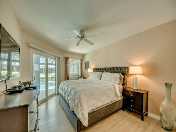 Canal-front Lovely Vacation Home in Cape Coral