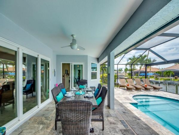 Canal-front Lovely Vacation Home in Cape Coral