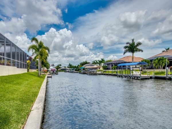 Canal-front Lovely Vacation Home in Cape Coral