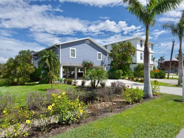 Fort Myers Vacation Pool Home Walk to Beach Three Bedroom