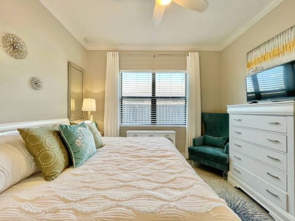 Short Walk to Beach Naples Three Bedroom + Den Vacation Home