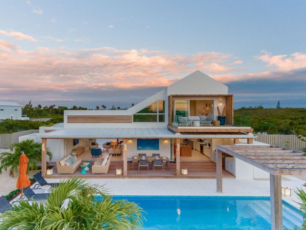 Stunning 3 Bedroom Luxury Villa Steps to the Beach