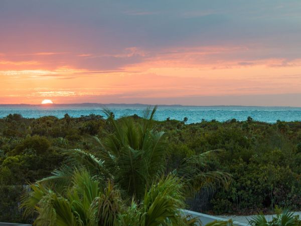 Stunning 3 Bedroom Luxury Villa Steps to the Beach