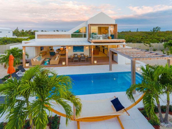 Stunning 3 Bedroom Luxury Villa Steps to the Beach
