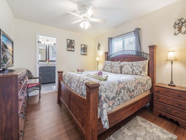 Three Bedroom Vacation Pool Home in Cape Coral Sleeps Six