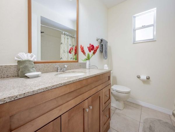 Three Bedroom Vacation Pool Home in Cape Coral Sleeps Six