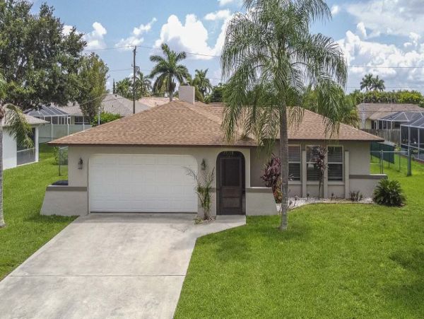 Three Bedroom Vacation Pool Home in Cape Coral Sleeps Six