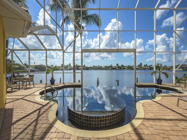 Water Front 4 Bedroom Vacation Home With Caged Pool & Spa