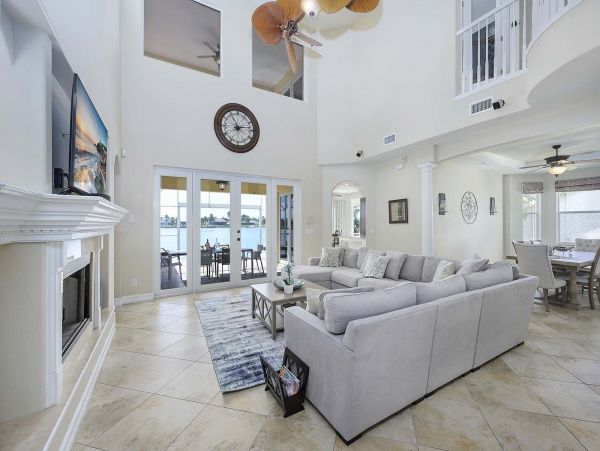 Water Front 4 Bedroom Vacation Home With Caged Pool & Spa