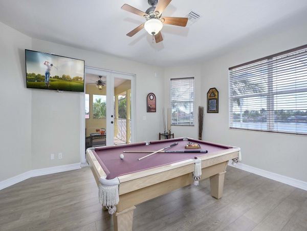Water Front 4 Bedroom Vacation Home With Caged Pool & Spa