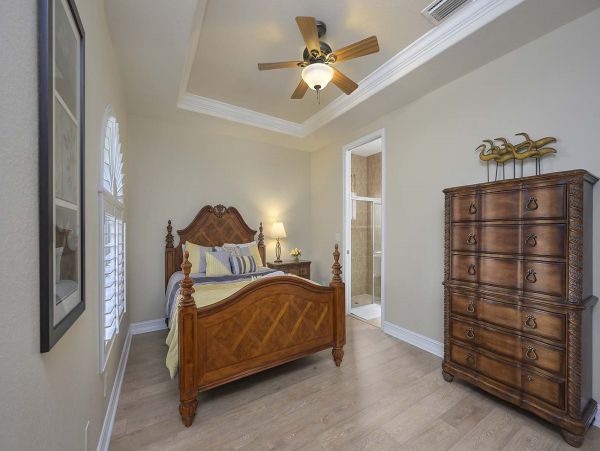 Water Front 4 Bedroom Vacation Home With Caged Pool & Spa