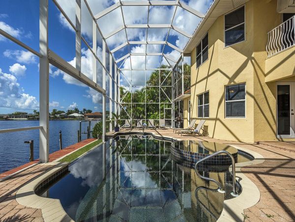 Water Front 4 Bedroom Vacation Home With Caged Pool & Spa