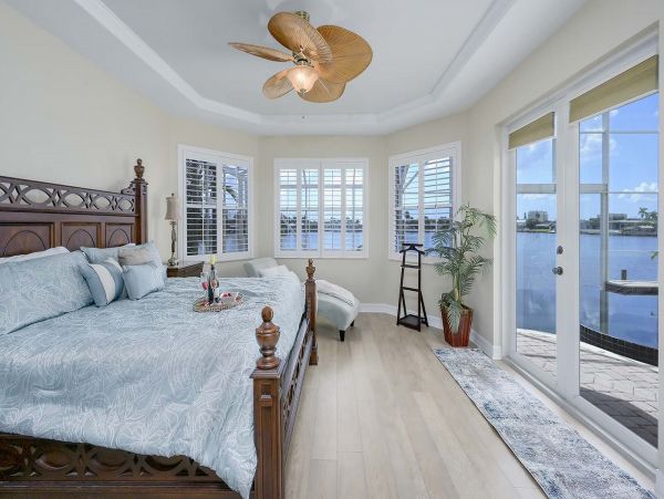 Water Front 4 Bedroom Vacation Home With Caged Pool & Spa