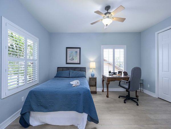 Water Front 4 Bedroom Vacation Home With Caged Pool & Spa