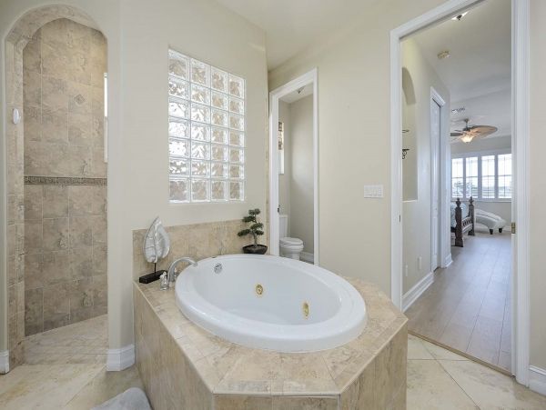 Water Front 4 Bedroom Vacation Home With Caged Pool & Spa