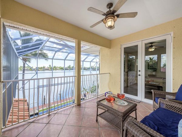 Water Front 4 Bedroom Vacation Home With Caged Pool & Spa
