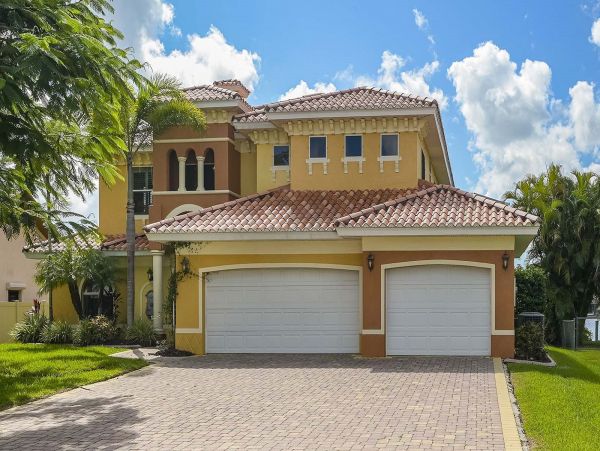 Water Front 4 Bedroom Vacation Home With Caged Pool & Spa