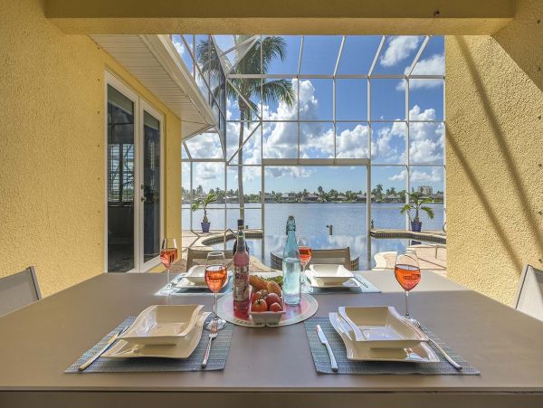 Water Front 4 Bedroom Vacation Home With Caged Pool & Spa