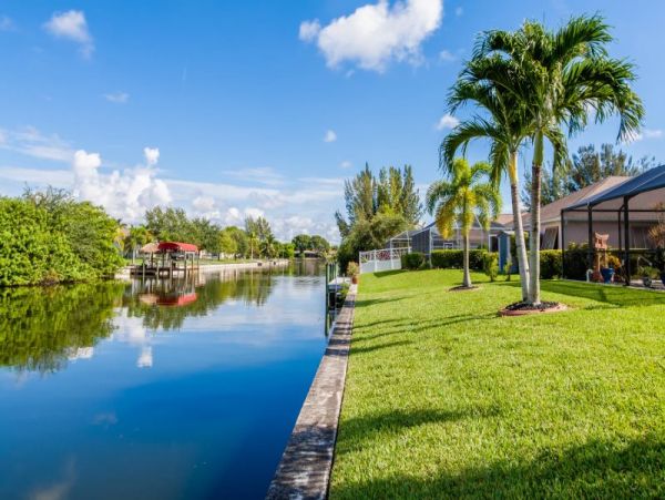 Cape Coral 3 Bedroom Vacation Pool Home Sleeps 6