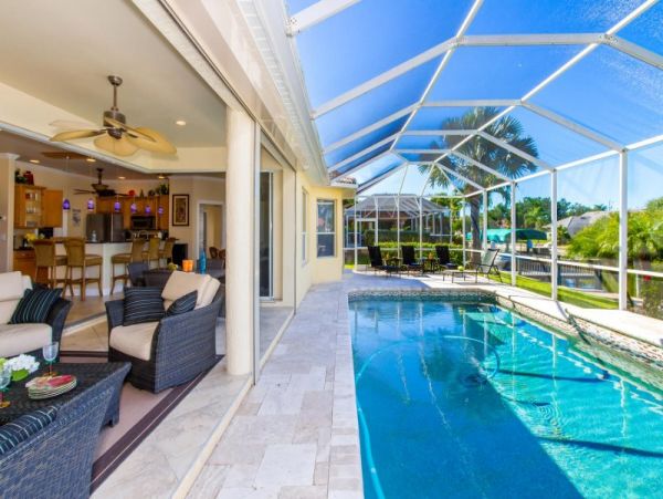 Great Pool 3 Bedroom Home