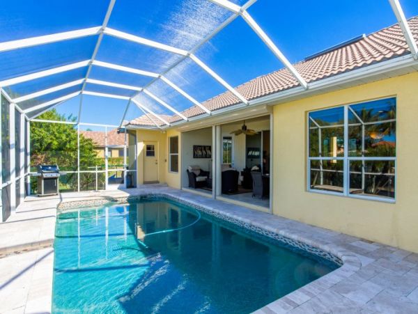 Great Pool 3 Bedroom Home