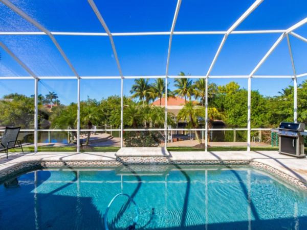 Great Pool 3 Bedroom Home