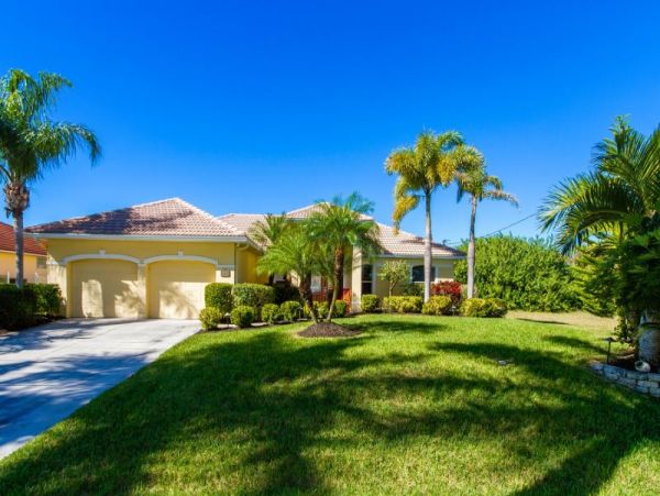 Great Pool 3 Bedroom Home