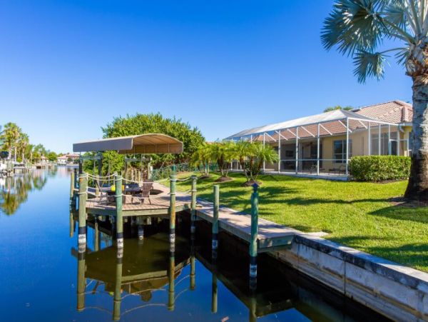 Great Pool 3 Bedroom Home