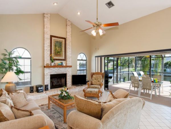 Beautiful Canal-front Vacation Home in Cape Coral with Caged Pool