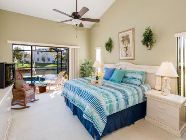 Beautiful Canal-front Vacation Home in Cape Coral with Caged Pool