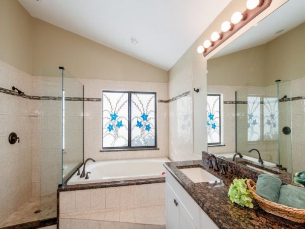 Beautiful Canal-front Vacation Home in Cape Coral with Caged Pool