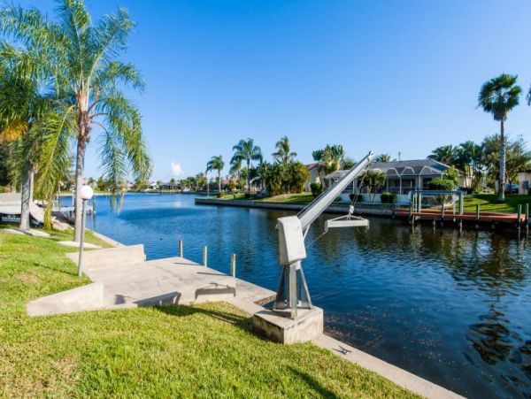 Beautiful Canal-front Vacation Home in Cape Coral with Caged Pool