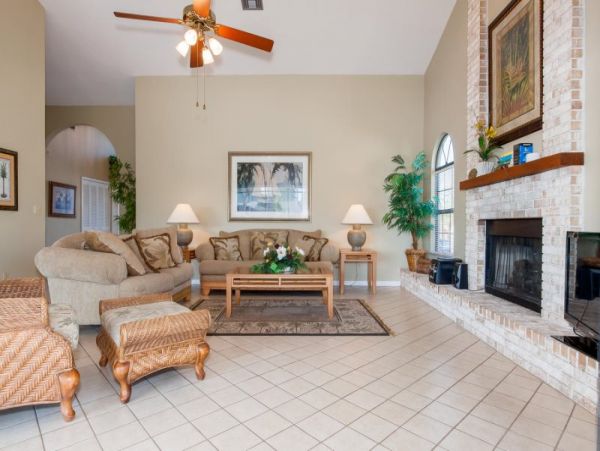 Beautiful Canal-front Vacation Home in Cape Coral with Caged Pool
