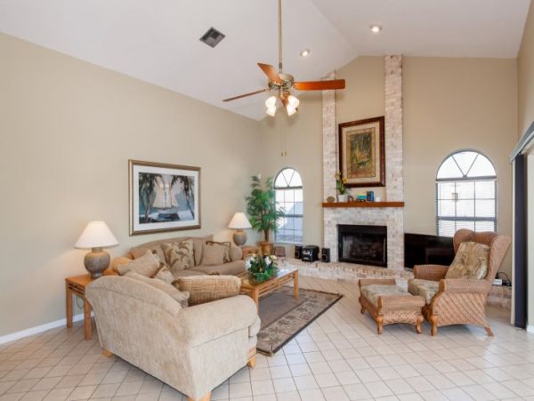 Beautiful Canal-front Vacation Home in Cape Coral with Caged Pool
