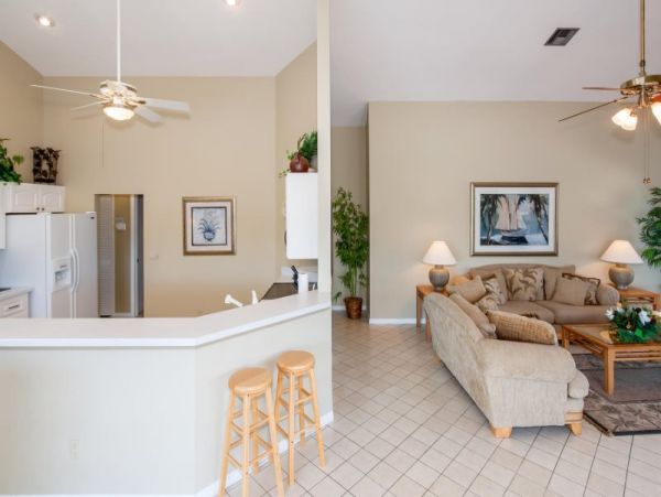 Beautiful Canal-front Vacation Home in Cape Coral with Caged Pool