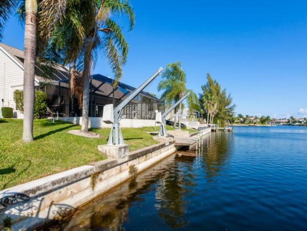 Beautiful Canal-front Vacation Home in Cape Coral with Caged Pool