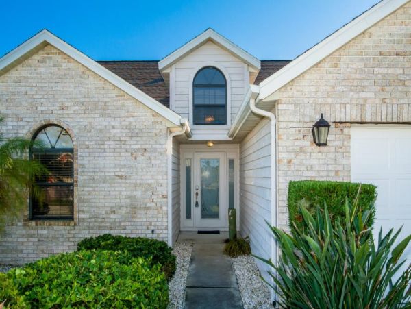 Beautiful Canal-front Vacation Home in Cape Coral with Caged Pool