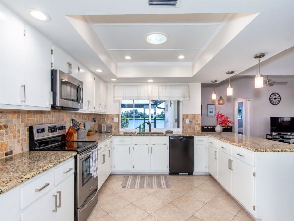 Beautiful Cape Coral 3 Bedroom Home with Pool & Lake View