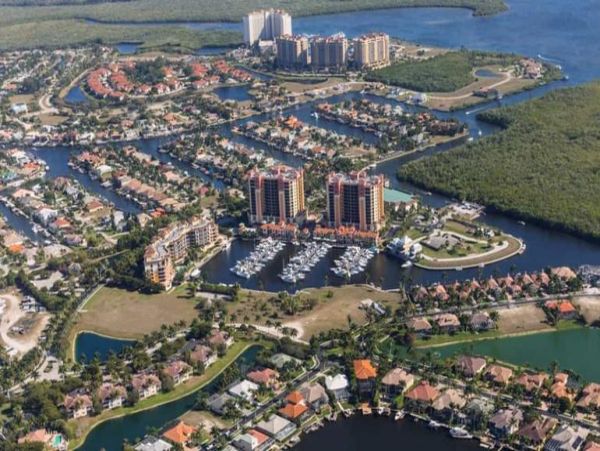 Cape Coral Vacation Home Canal Views & Private Caged Pool