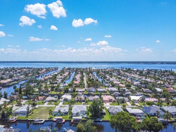 Cape Coral Vacation Home Canal Views & Private Caged Pool