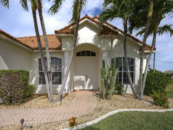 Four Bedroom Canal Front Vacation Rental Home in Cape Coral