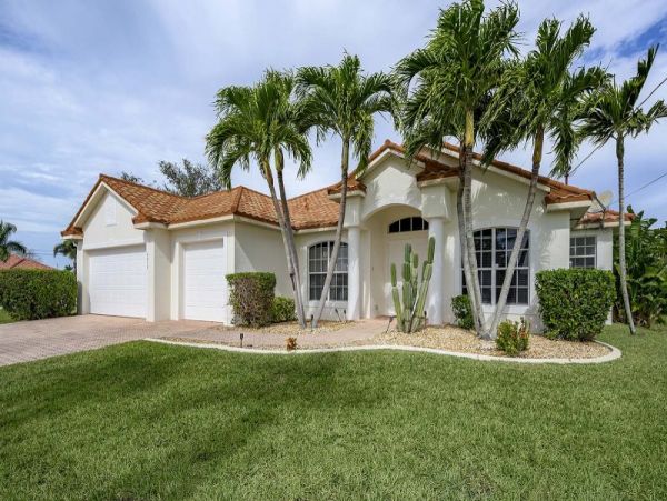 Four Bedroom Canal Front Vacation Rental Home in Cape Coral