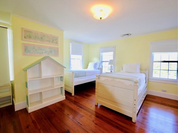 Lovely & Spacious Family Home on Nantucket Sleeps 17 Guests