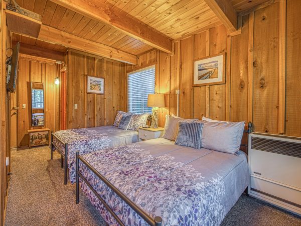 Cozy Dog-Friendly 2 Bedroom Cabin Sleeps 5