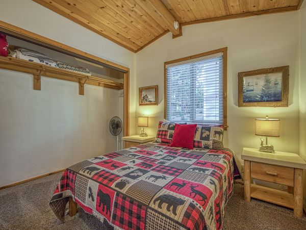 Cozy Dog-Friendly 2 Bedroom Cabin Sleeps 5