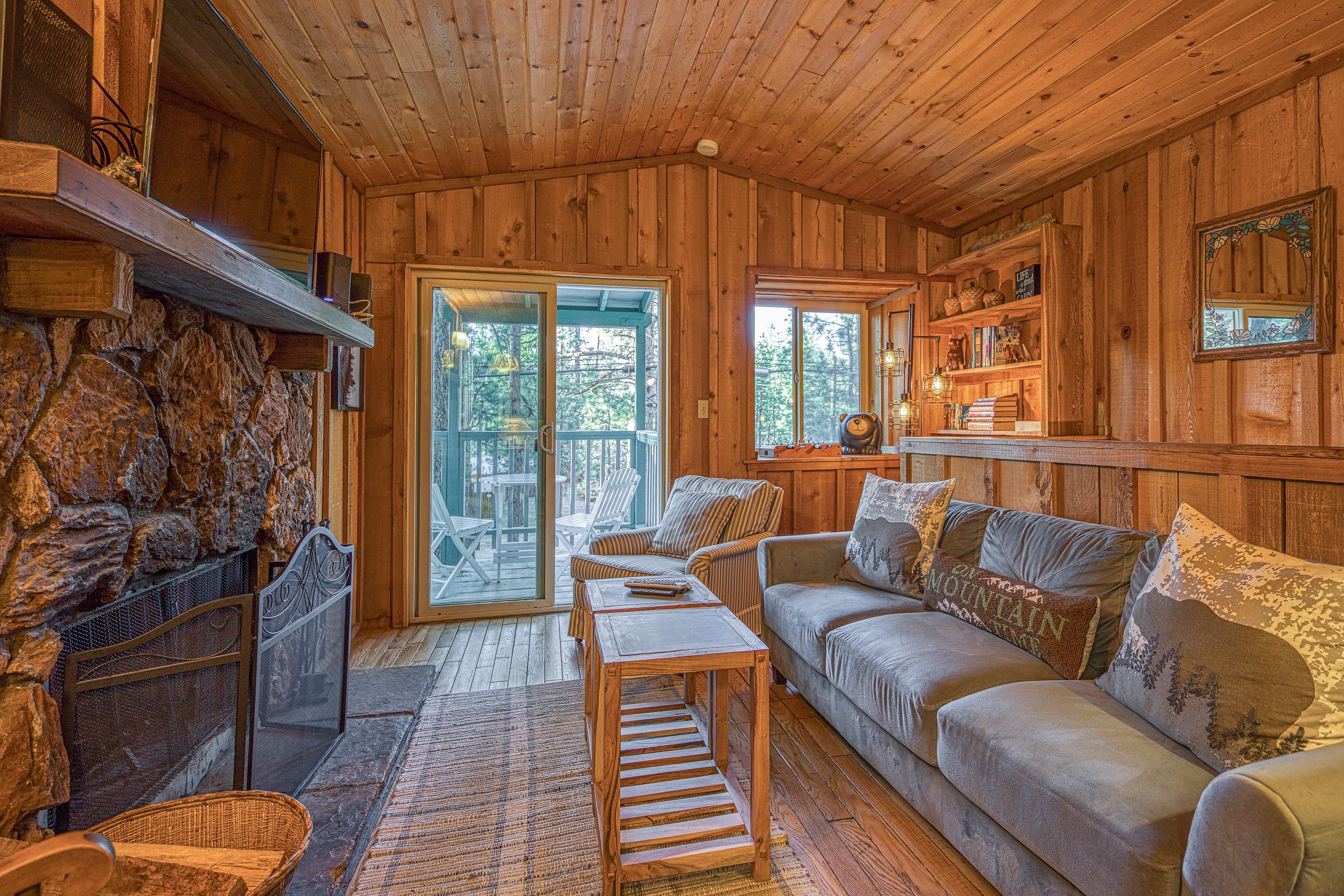 Cozy Dog-Friendly 2 Bedroom Cabin Sleeps 5